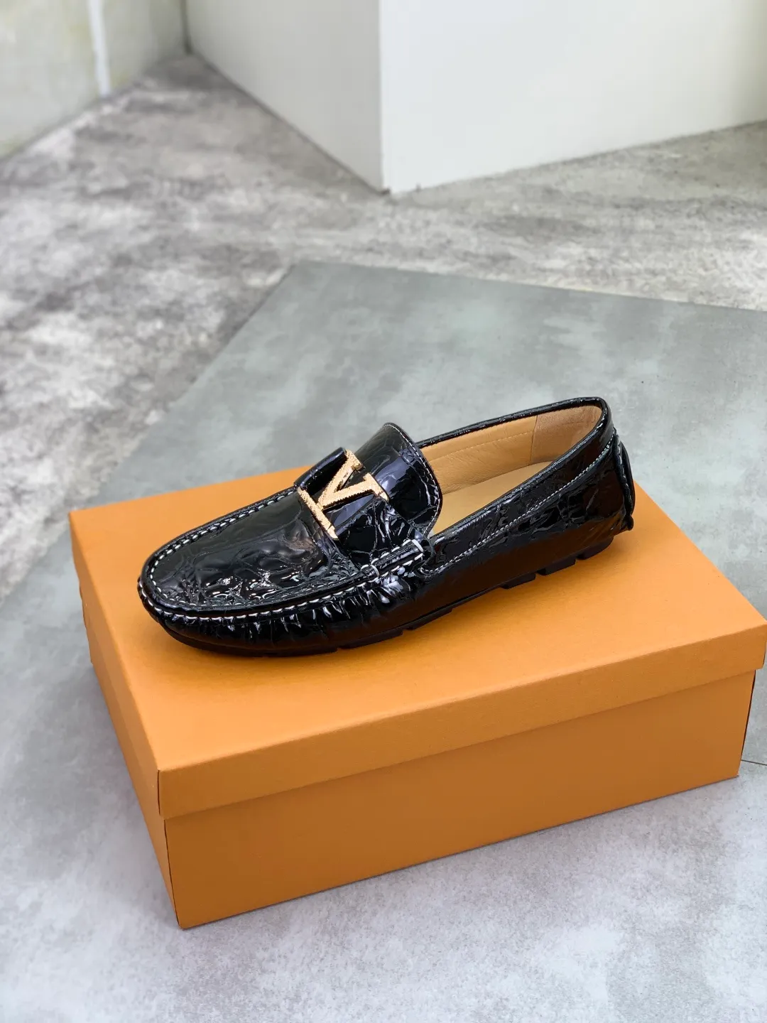 Men's men's shoes 💰P360💰【New style】🆘 🔥🆕【Louis Vuitton】LV Hong Kong high-quality beanie shoes. Loaf style for lazy people. This fabric is made of 🇮🇹 imported Italian first-layer cowhide➕full first-layer pigskin lining. The lining is more high-end. The original non-slip and wear-resistant rubber outsole is the only choice for driving. Size: 38-45. 4️⃣colors available.